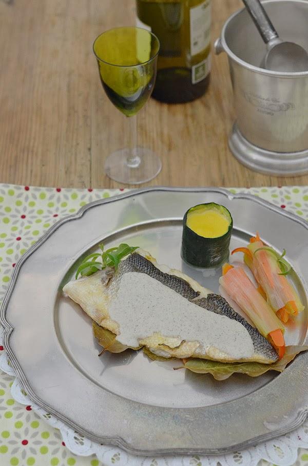 Lubina al horno con salsa de pimienta, crema de maíz y verduras al vapor