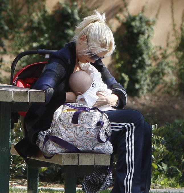 Gwen Stefani y la teta en un parque