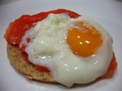 Tostas salmón ahumado huevo poché