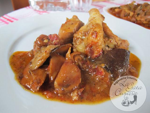 POLLO GUISADO CON NISCALOS