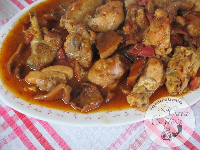 POLLO GUISADO CON NISCALOS