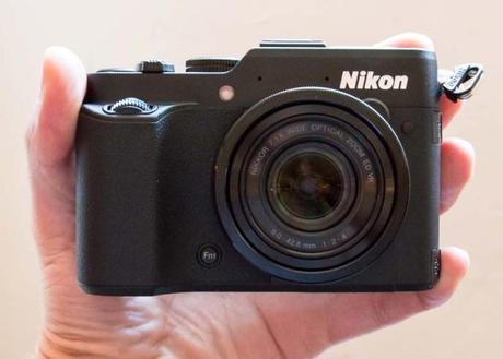 Nikon Coolpix P7800 frontal mano