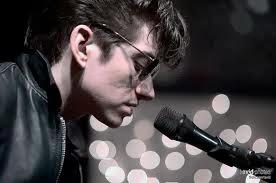 Arctic Monkeys - Do I wanna know? (Live acoustic) (2013)