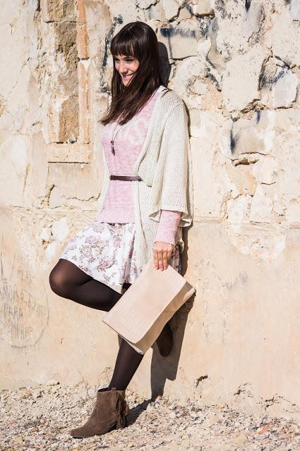 aigües de bussot, alicante, blog alicante, blog moda, botas, cardigan, color rosa, estampado flores, flecos, flower print, look otoño, rosa pastel, sweet pink, tendencia, tonos nude, 
