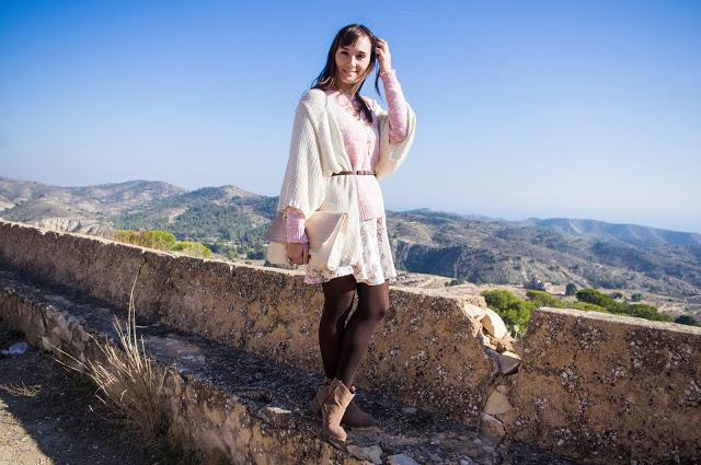 aigües de bussot, alicante, blog alicante, blog moda, botas, cardigan, color rosa, estampado flores, flecos, flower print, look otoño, rosa pastel, sweet pink, tendencia, tonos nude, 
