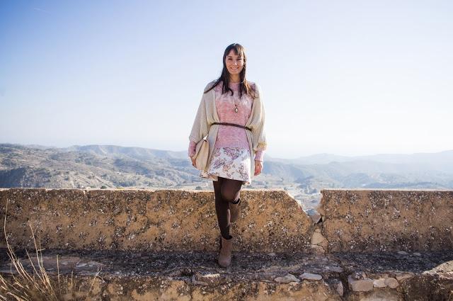 aigües de bussot, alicante, blog alicante, blog moda, botas, cardigan, color rosa, estampado flores, flecos, flower print, look otoño, rosa pastel, sweet pink, tendencia, tonos nude, 