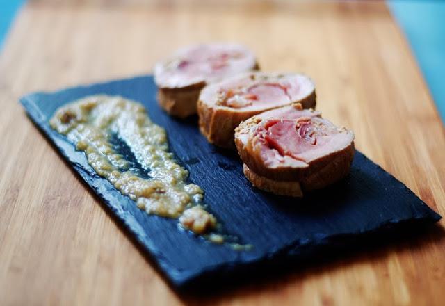 SOLOMILLO DE CERDO RELLENO DE MOUSE DE PATO Y JAMON CON SALSA P.X.