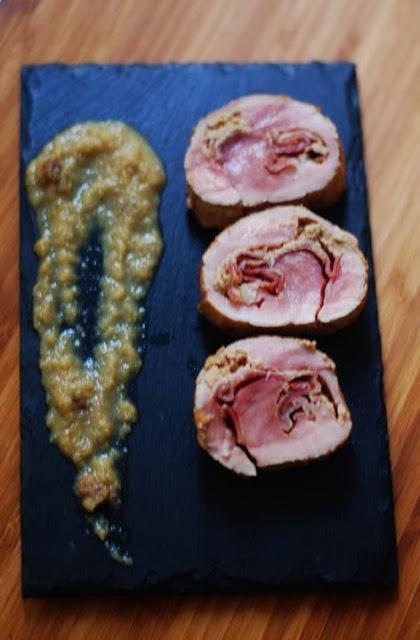 SOLOMILLO DE CERDO RELLENO DE MOUSE DE PATO Y JAMON CON SALSA P.X.