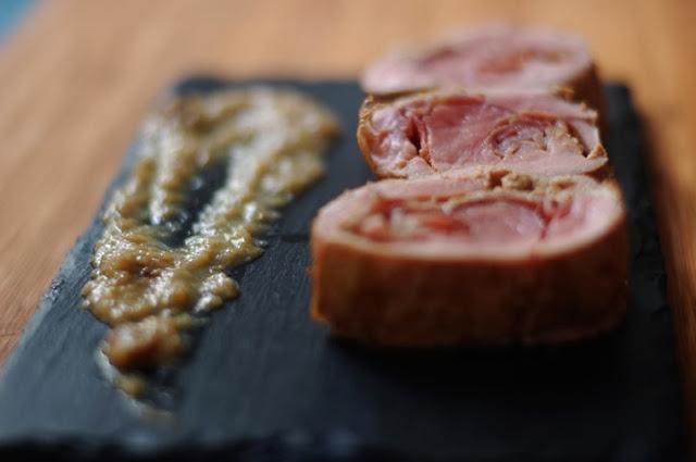 SOLOMILLO DE CERDO RELLENO DE MOUSE DE PATO Y JAMON CON SALSA P.X.