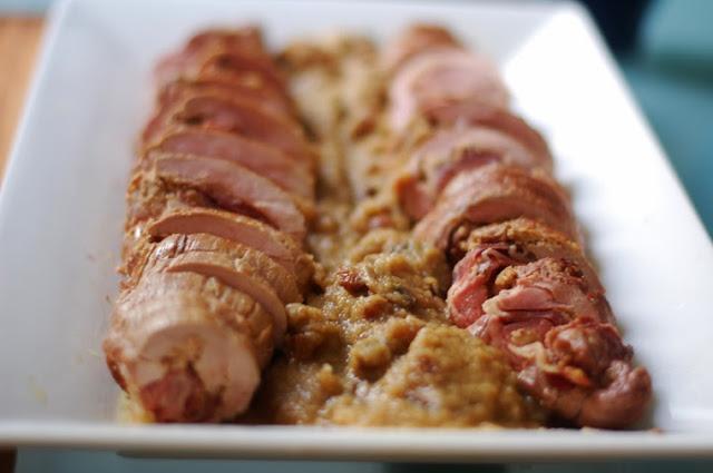 SOLOMILLO DE CERDO RELLENO DE MOUSE DE PATO Y JAMON CON SALSA P.X.