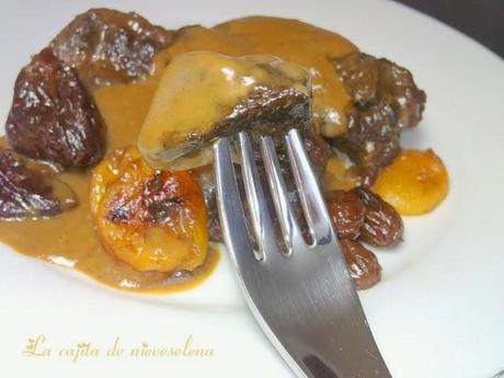Carrilleras de ternera a la vainilla y salsa Oporto con pasas y orejones