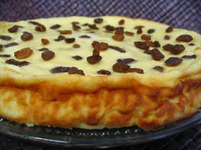 PASTEL DE REQUESÓN, PASAS Y… CHOCOLATE