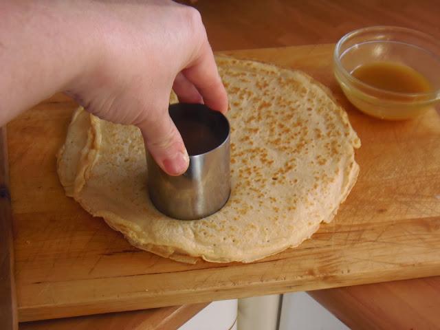 MILHOJAS DE CREPES A LA MIEL RELLANAS DE LANGOSTINOS