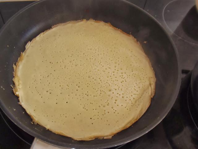 MILHOJAS DE CREPES A LA MIEL RELLANAS DE LANGOSTINOS