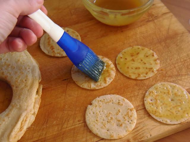 MILHOJAS DE CREPES A LA MIEL RELLANAS DE LANGOSTINOS