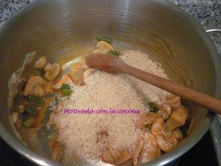 Arroz con champiñones y pescado.