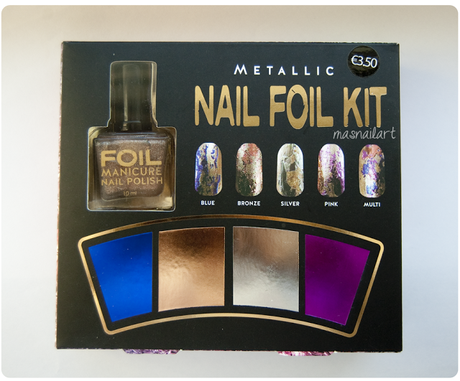 Manicura navideña metálica + Review: Metallic Nail Foil Kit de Primark.