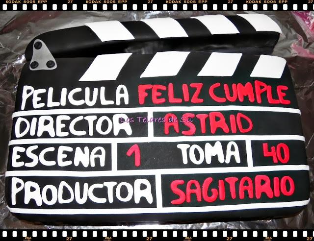 TARTA CLAQUETA DE CINE DE FONDANT CON CARRETE FOTOGRÁFICO DE FONDANT Y PASTA DE AZÚCAR Y BIZCOCHO RED VELVET