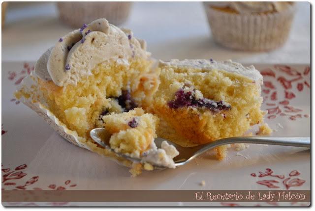 Cupcakes de avellanas con frosting de arándanos