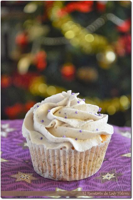 Cupcakes de avellanas con frosting de arándanos