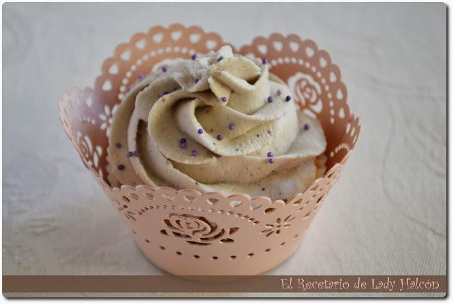 Cupcakes de avellanas con frosting de arándanos