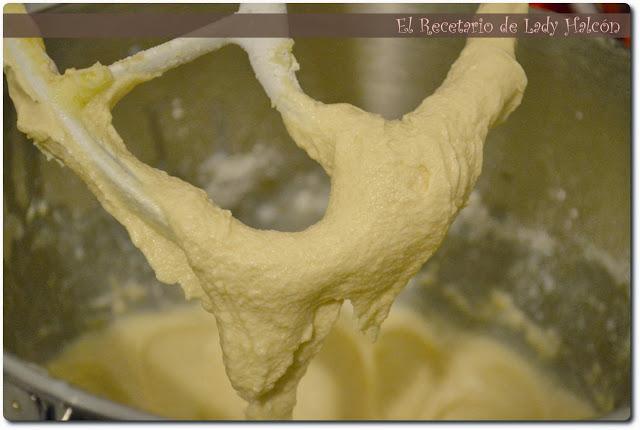 Cupcakes de avellanas con frosting de arándanos