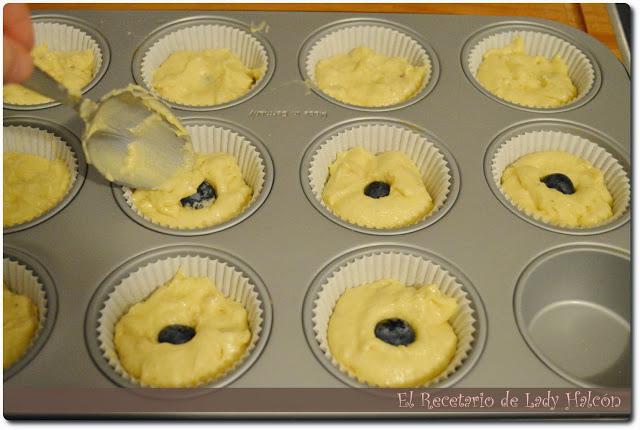 Cupcakes de avellanas con frosting de arándanos