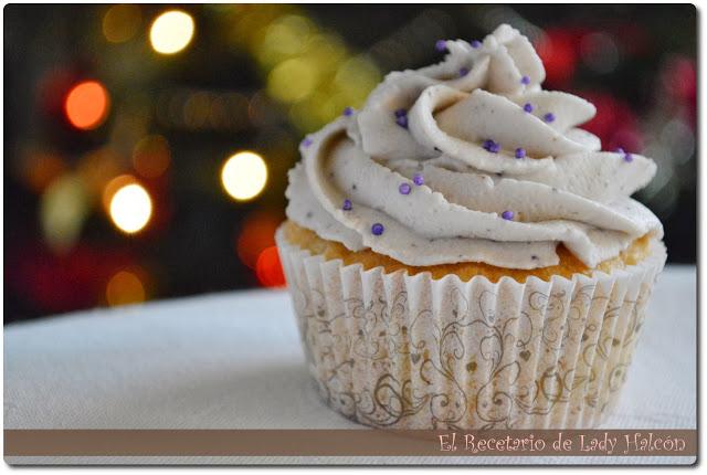 Cupcakes de avellanas con frosting de arándanos