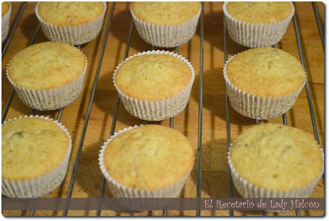 Cupcakes de avellanas con frosting de arándanos