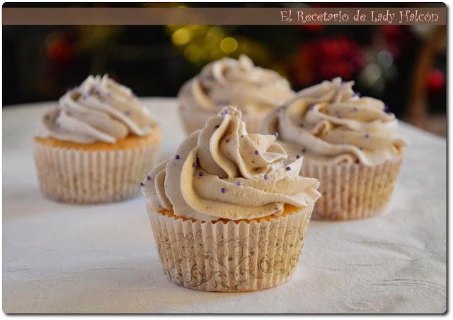 Cupcakes de avellanas con frosting de arándanos