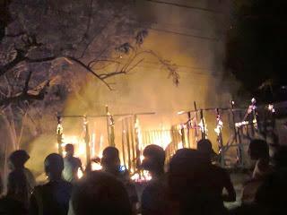 Se quema casa jefe bomberos de Neiba.