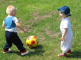niños pequeños jugando  afutbol