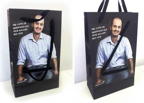 Una bolsa creativa que recuerda al conductor utilizar el cinturón de seguridad