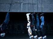 péndulo humano para mostrar resistencia unos cascos especiales