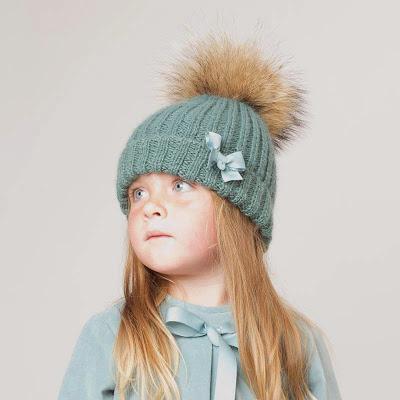 EL MUST DE LA TEMPORADA: GORRO CON POMPON A 3 PRECIOS EL MUST DE LA TEMPORADA: GORRO CON POMPON A 3 PRECIOS