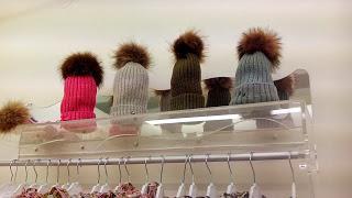 EL MUST DE LA TEMPORADA: GORRO CON POMPON A 3 PRECIOS EL MUST DE LA TEMPORADA: GORRO CON POMPON A 3 PRECIOS