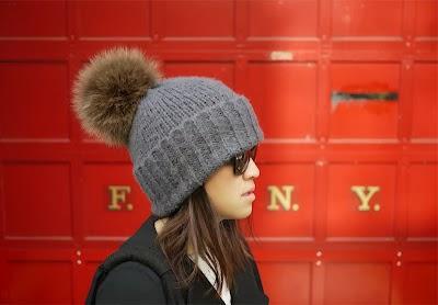 EL MUST DE LA TEMPORADA: GORRO CON POMPON A 3 PRECIOS EL MUST DE LA TEMPORADA: GORRO CON POMPON A 3 PRECIOS