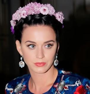 Cressida Bonas, novia del príncipe Harry,  extraña mezcla de estilos en una boda