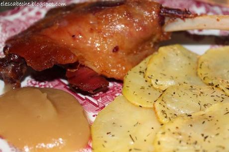 Confit de pato con compota de manzana y patatas a la provenzal