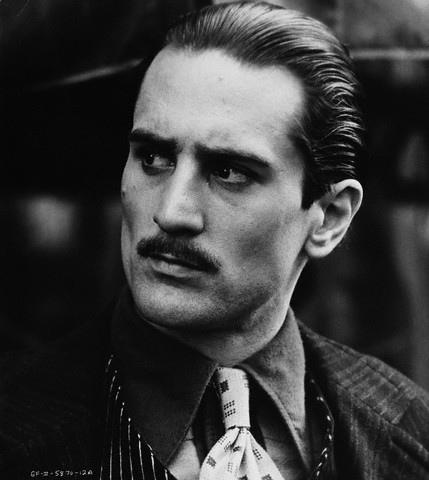Un extraordinario Robert de Niro interpretando al joven Vito Corleone en una de las más increíbles interpretaciones de la historia del Cine