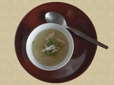 Sopa de pollo con fideos