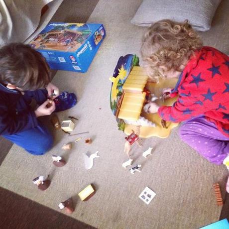 Este año la Navidad nos llega con retraso a casa, aún no tenemos adornos que nos la hagan presente pero los peques reclamaban su Belén y por los suelos lo tienen