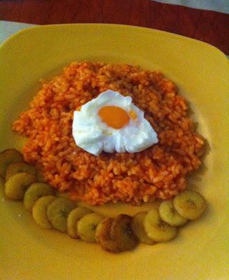 Arroz a la Cubana con Huevo en Flor y Chips de Plátano