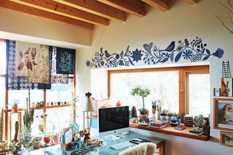 Estudio de Geninne con pintura mural sobre la ventana