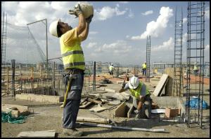 Un ministro del Interior de un país no identificado, durante unas maniobras con un botijo.