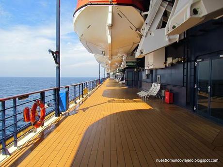 Celebrity Infinity; paseando por el barco.