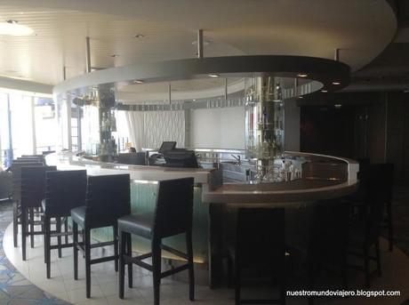 Celebrity Infinity; paseando por el barco.
