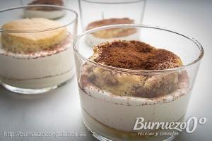 Presentación del tiramisú en vaso