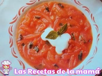 Sopa de tomate a la albahaca