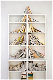 Diy con libros en una estantería cualquiera en casa.